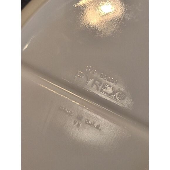 PYREX White & Black Scroll Oval DIVIDED CASSEROLE 1.5 Quart with Lid 945 C EUC - Picture 10 of 12